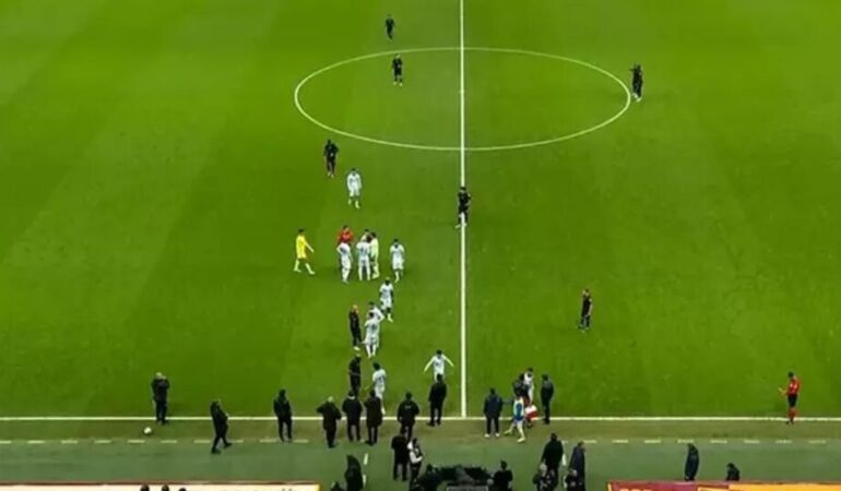 Adana Demirspor, Galatasaray maçında sahadan çekildi!