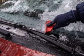 Buz gibi havada cam açma derdi sona eriyor! Kışın buz tutan camı açmanın en pratik yolu