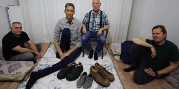 ‘Dünyanın en uzun adamı’ Sultan Kösen için Almanya’dan özel ayakkabı getiriliyor!