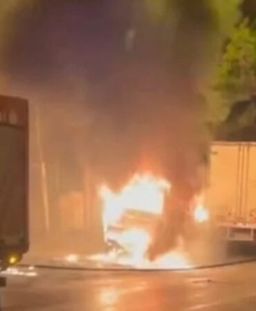 Eyüpsultan'da alev alan araç peş peşe patladı!