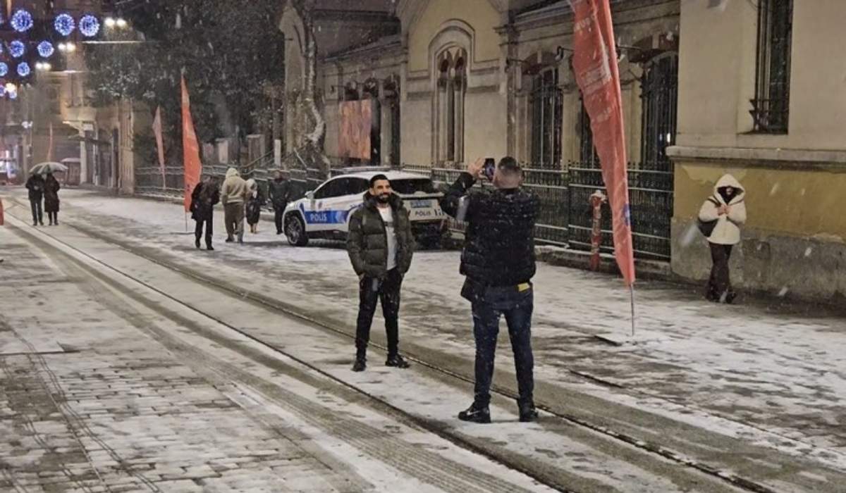 İstanbul beyaza büründü Kar yağışı 3. gününde de etkili oldu