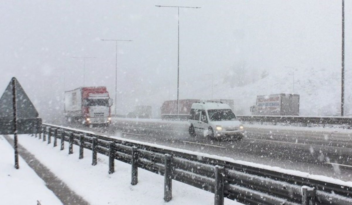 İstanbul'da kar yağışı nedeniyle yollar boş kaldı