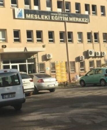 İzmir'de okulda bıçaklı kavga 2 öğrenci hastaneye kaldırıldı!