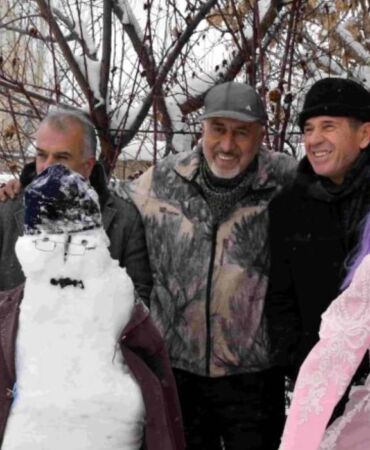 Kardan gelin ve damatla halay çekip eğlendiler!
