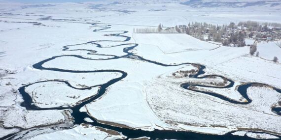 Kars’ta kış büyüsü: Menderesler kartpostallık görüntüler sunuyor