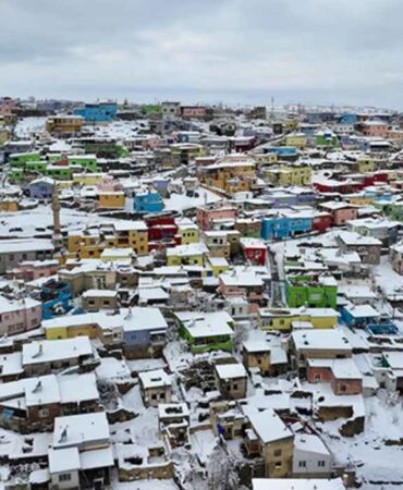Kayseri'nin 'renkli evler'i beyaz örtüyle kaplandı1