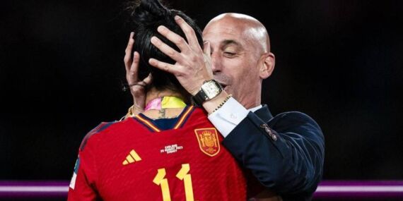 Eski İspanya Futbol Federasyonu Başkanı Rubiales kadın futbolcuyu öptüğü gerekçesiyle suçlu bulundu!