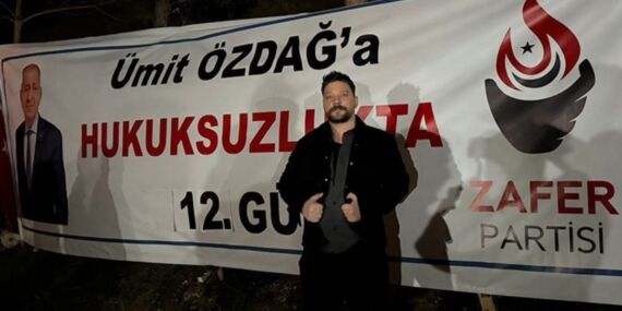 Oğuzhan Uğur’dan Ümit Özdağ’a destek ziyareti: Silivri Cezaevi önünde nöbet alanına gitti