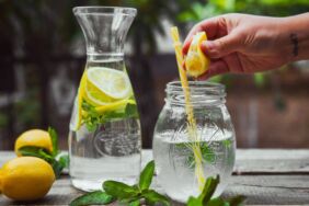 Sabahları bir bardak limonlu su içmenin faydaları