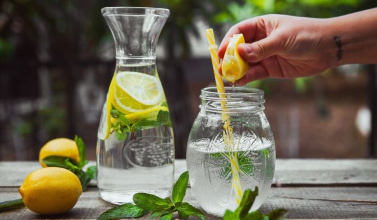Sabahları bir bardak limonlu su içmenin faydaları