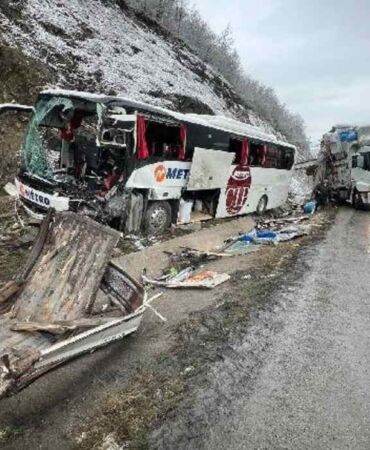 Samsun’da feci kaza Yolcu otobüsü kamyona çarptı Ölü ve yaralılar var