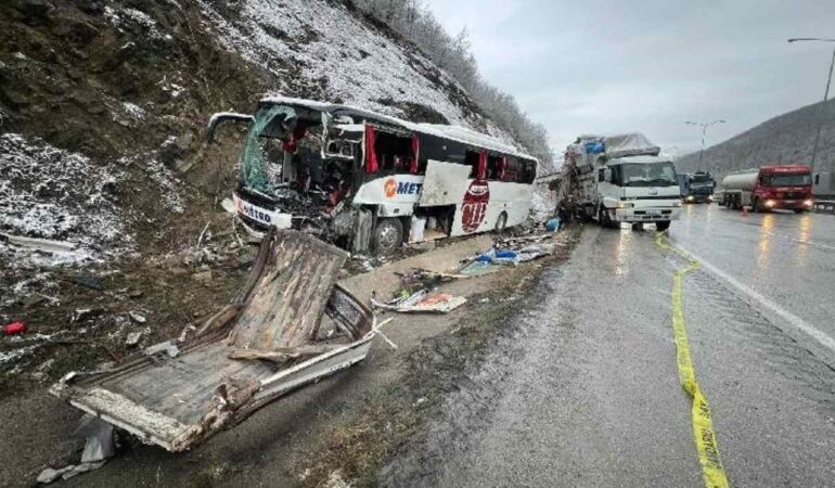 Samsun’da feci kaza Yolcu otobüsü kamyona çarptı Ölü ve yaralılar var