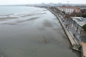 Yurttaşlar tedirgin Silivri'de deniz 150 metre çekildi!