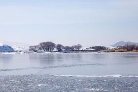 Yüzeyi buzla kaplandı Bitlis'teki Nazik Gölü'nde eşsiz kış manzarası...