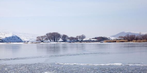 Yüzeyi buzla kaplandı: Bitlis’teki Nazik Gölü’nde eşsiz kış manzarası…