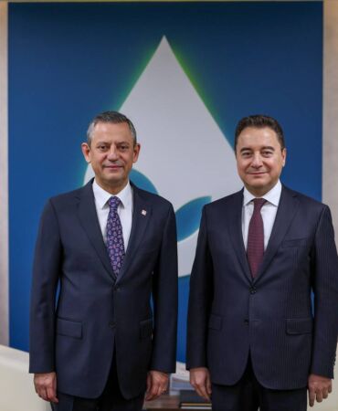 CHP GENEL BAŞKANI ÖZEL: "(İKİ ADAYLA SEÇİME GİDİLECEĞİ İDDİALARI) ÖYLE BİR SENARYOMUZ YOK" "O TOPLANTIDAN DIŞARIYA YANSIYAN O PERDE ARKALARI DEĞİL, HEPİMİZİN TÜRKİYE'YE UMUT OLDUĞU SÖYLENEN O FOTOĞRAF KARESİ TOPLANTININ ÖZETİDİR" CHP GENEL BAŞKANI ÖZGÜR ÖZEL, DEVA PARTİSİ GENEL BAŞKANI ALİ BABACAN'I ZİYARET ETTİ
