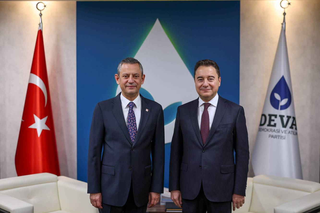 CHP GENEL BAŞKANI ÖZEL: "(İKİ ADAYLA SEÇİME GİDİLECEĞİ İDDİALARI) ÖYLE BİR SENARYOMUZ YOK" "O TOPLANTIDAN DIŞARIYA YANSIYAN O PERDE ARKALARI DEĞİL, HEPİMİZİN TÜRKİYE'YE UMUT OLDUĞU SÖYLENEN O FOTOĞRAF KARESİ TOPLANTININ ÖZETİDİR" CHP GENEL BAŞKANI ÖZGÜR ÖZEL, DEVA PARTİSİ GENEL BAŞKANI ALİ BABACAN'I ZİYARET ETTİ
