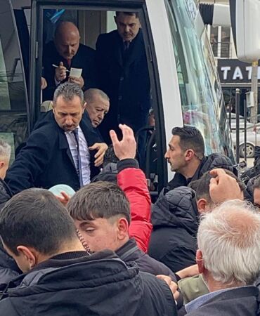 CUMHURBAŞKANI ERDOĞAN ADIYAMAN'DA CUMHURBAŞKANI ERDOĞAN'A DEPREMZEDELERDEN BÜYÜK İLGİ