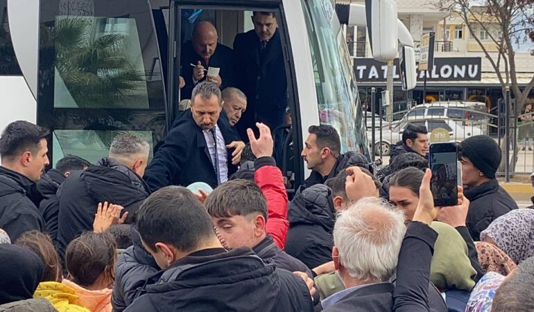 CUMHURBAŞKANI ERDOĞAN ADIYAMAN'DA CUMHURBAŞKANI ERDOĞAN'A DEPREMZEDELERDEN BÜYÜK İLGİ