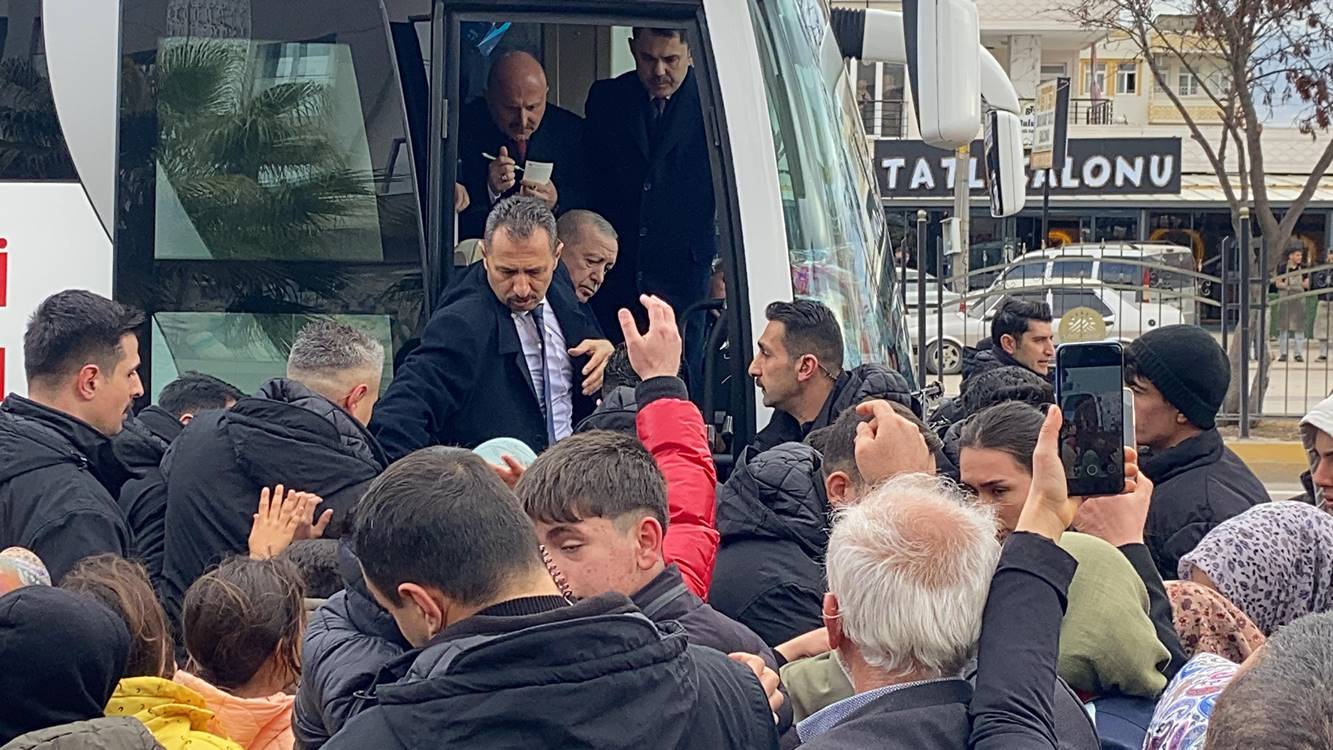 CUMHURBAŞKANI ERDOĞAN ADIYAMAN'DA CUMHURBAŞKANI ERDOĞAN'A DEPREMZEDELERDEN BÜYÜK İLGİ