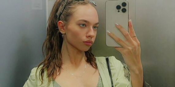 Galaya damga vurdu: Eylül Tumbar derin yırtmacı ile gündem oldu!