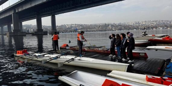 İstanbul’da tur teknesi kazası: Haliç’e düşen gemi personelinden haber alınamıyor