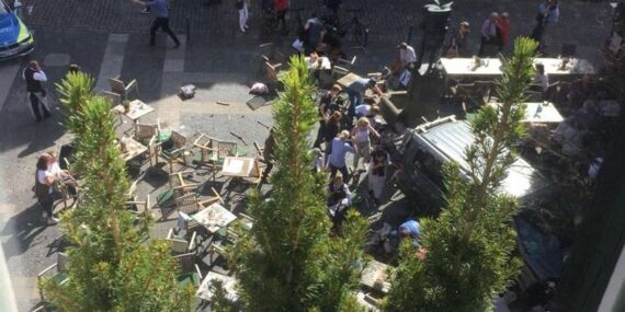 Almanya’da Afganlı mülteci otomobilini yürüyenlerin arasına sürdü