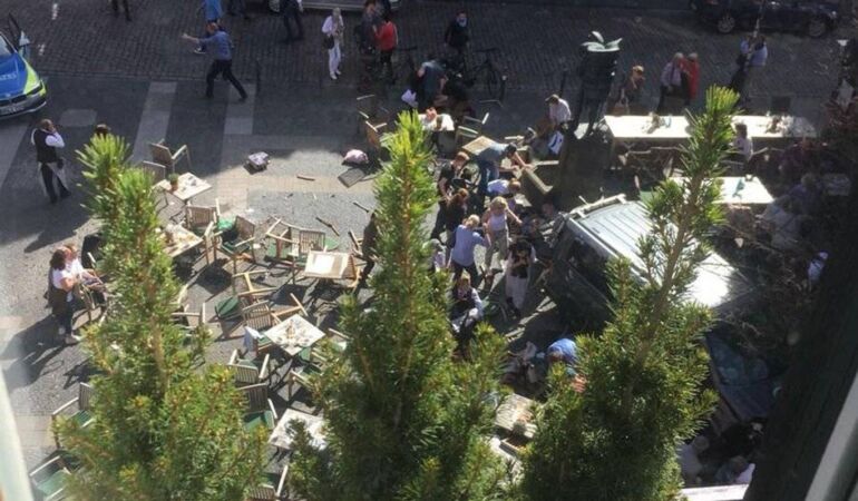 Almanya’da Afganlı mülteci otomobilini yürüyenlerin arasına sürdü