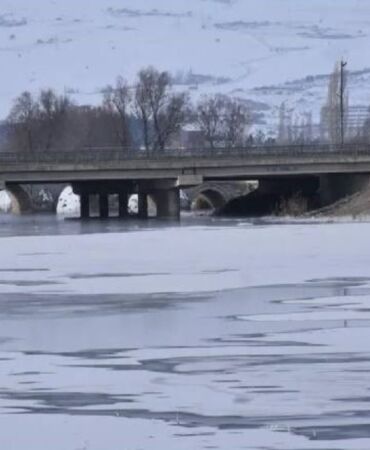 termometreler eksi 18'i gördü Kızılırmak Nehri buz tuttu!