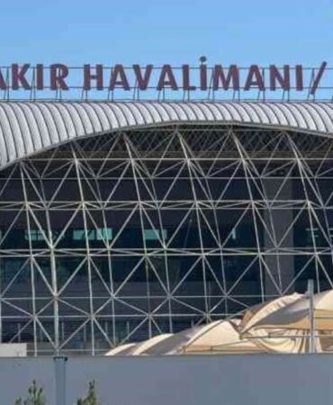2 aylık bebek uçakta fenalaştı İstanbul-Bağdat uçağı Diyarbakır’a acil iniş yaptı