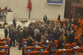 AKP'li ve CHP'li vekiller birbirine girdi! Meclis'te arbede yaşandı