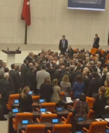AKP'li ve CHP'li vekiller birbirine girdi! Meclis'te arbede yaşandı