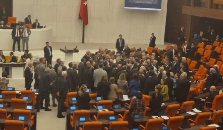AKP'li ve CHP'li vekiller birbirine girdi! Meclis'te arbede yaşandı