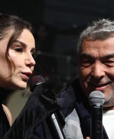 AKP'li vekilden sürpriz performans! Merve Özbey ile şarkı söyledi