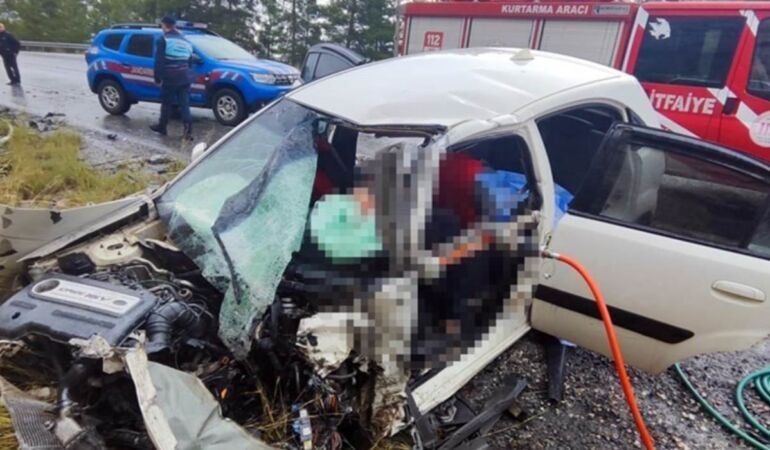 Antalya'da feci kaza! Yolcu otobüsüyle otomobil çarpıştı 2 ölü, 4 yaralı