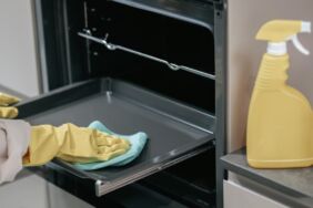 Fırın Nasıl Temizlenir Yağ ve Yanık Kalıntılarından Kurtulmanın En Pratik Yöntemleri