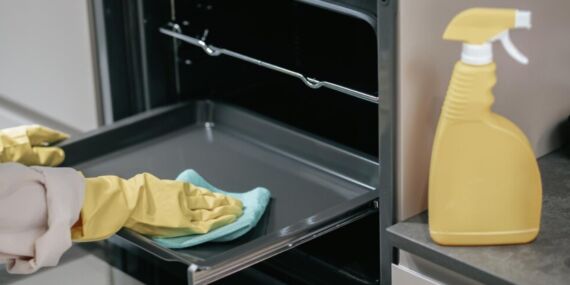 Fırın Nasıl Temizlenir? Yağ ve Yanık Kalıntılarından Kurtulmanın En Pratik Yöntemleri
