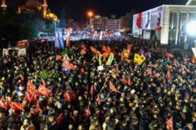 Gazetecilere ve siyasetçilere ev baskını İstanbul’da sabah saatlerinde gözaltı kuşatması