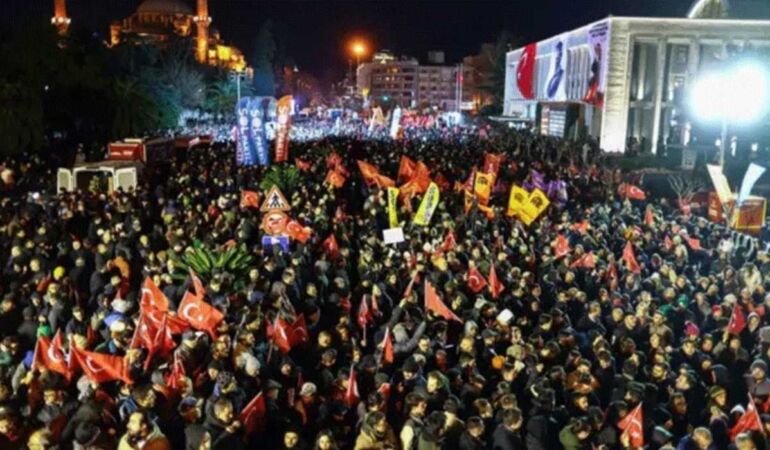 Gazetecilere ve siyasetçilere ev baskını İstanbul’da sabah saatlerinde gözaltı kuşatması