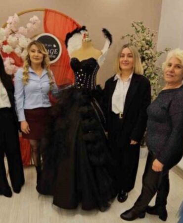 Gelinlik tasarımcısından 8 Mart Dünya Emekçi Kadınlar Günü'ne özel siyah gelinlik