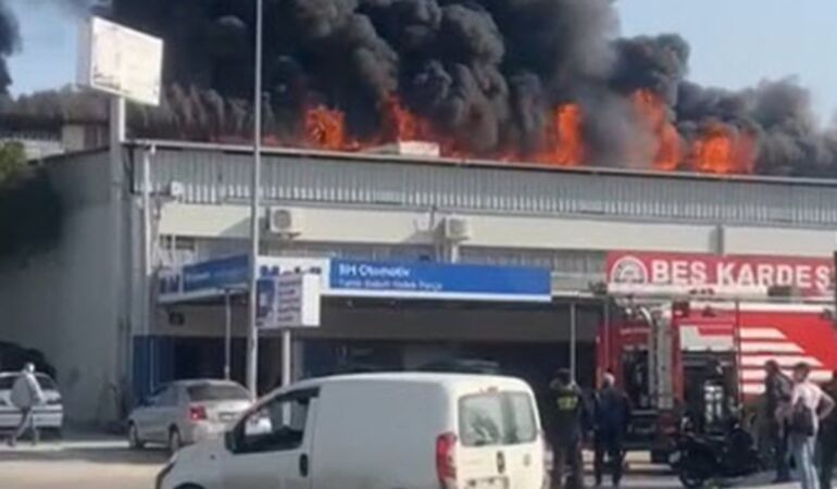 İzmir 4. Sanayi Sitesi'nde korkutan yangın Ekipler müdahale ediyor