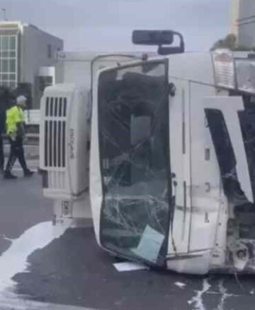 Kamyonet devrilen TEM Otoyolu'nda yol trafiğe kapandı!