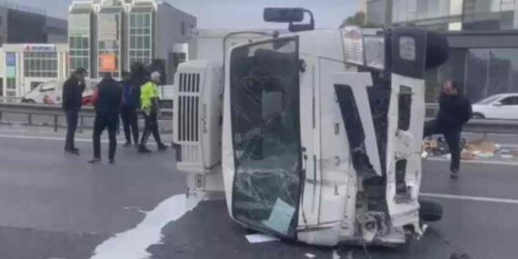 Kamyonet devrilen TEM Otoyolu’nda yol trafiğe kapandı!