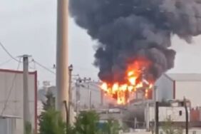 Kocaeli'nde boya imalathanesinde yangın! Bitişiğindeki sunta imalathanesine de sıçradı