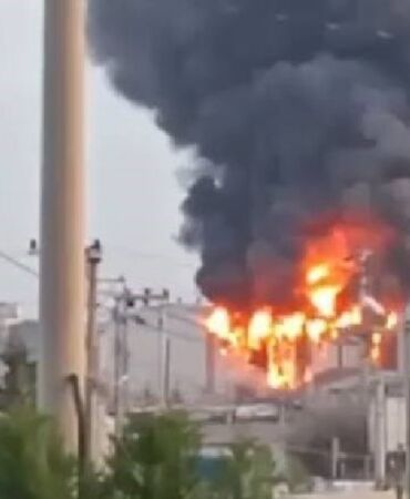 Kocaeli'nde boya imalathanesinde yangın! Bitişiğindeki sunta imalathanesine de sıçradı