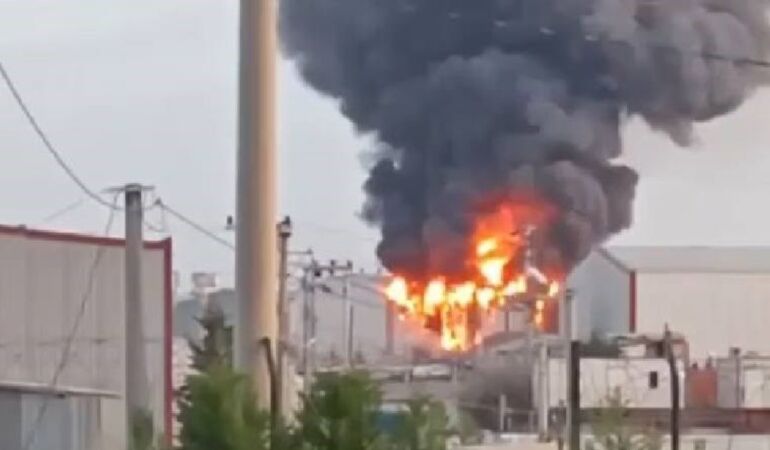 Kocaeli'nde boya imalathanesinde yangın! Bitişiğindeki sunta imalathanesine de sıçradı
