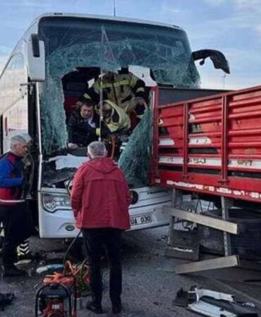 Kütahya'da feci kaza! Yolcu otobüsü TIR'a çarptı Çok sayıda yaralı