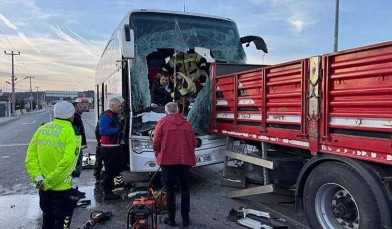 Kütahya'da feci kaza! Yolcu otobüsü TIR'a çarptı Çok sayıda yaralı