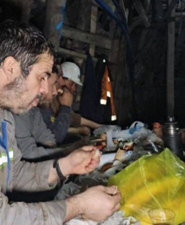 Madenciler, ilk sahuru yerin 120 metre altında yaptı