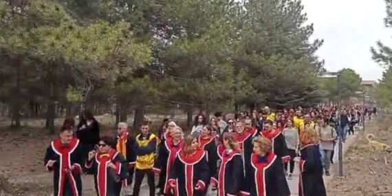 ODTÜ’de akademisyenlerden Eğitim Sen’e destek yürüyüşü: ‘İfade özgürlüğü yargılanamaz’